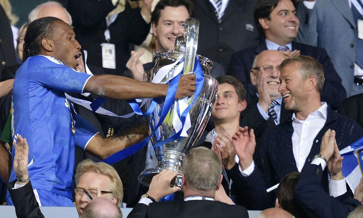 Finaalis Londoni Chelsea kangelaseks kerkinud ründaja Didier Drogba (vasakul) ulatas klubi omaniku Roman Abramovitši kätte kaua ihaldatud Meistrite liiga trofee.