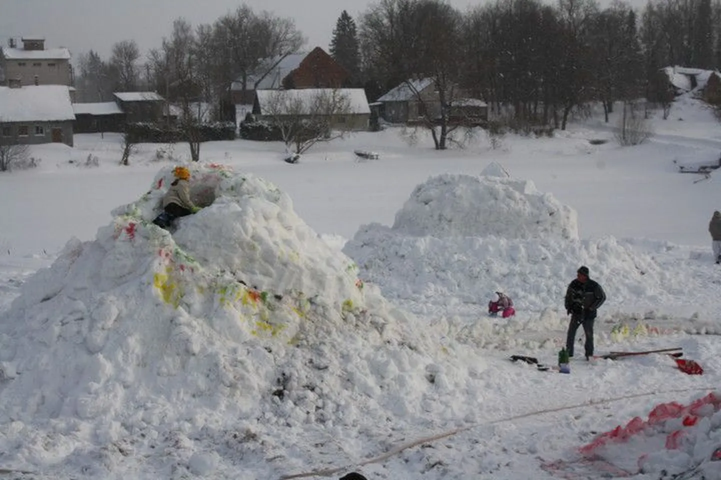 Laatresse kerkis lumelinn.