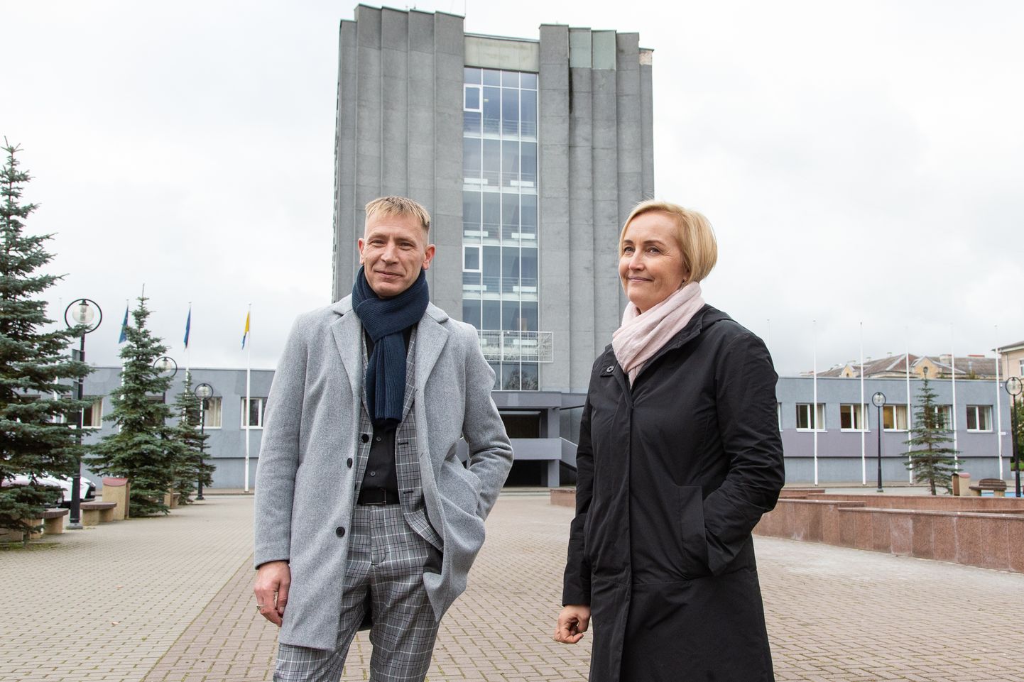 Янек Пахка и Кристина Каллас вечером во вторник на площади, прилегающей к зданию горуправления Кохтла-Ярве, заключили соглашение об образовании общего избирательного союза НКО "Õige Valik" и партии "Эстония 200".