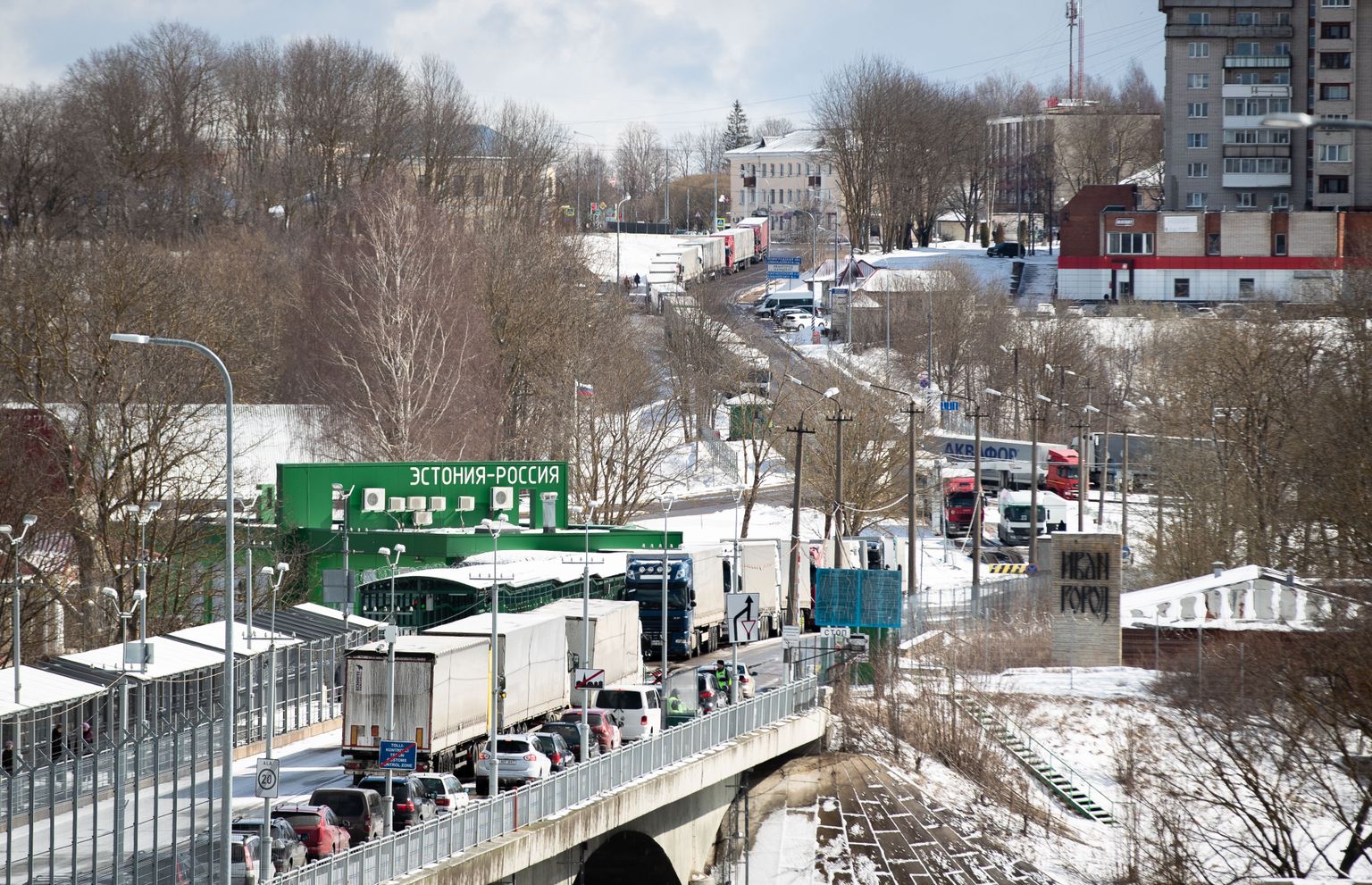 Kaubaautode järjekord Narva piiripunktis.