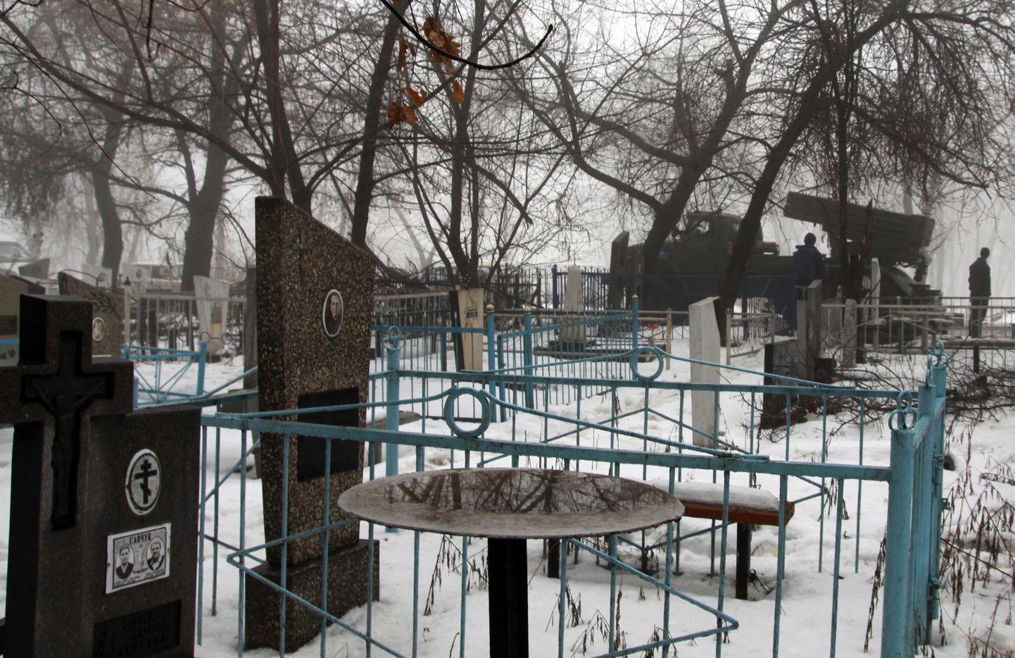 Venemeelsed mässulised on parkinud raketisüsteemi Grad Donetski ühe surnuaia kõrvale.