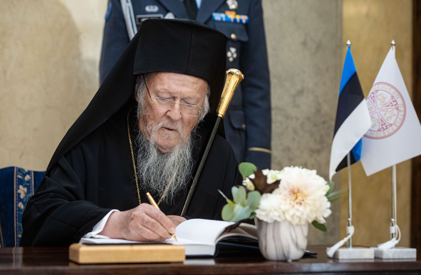 Patriarh Bartolomeus jäädvustas Kadriorus president Alar Karisega kohtumise külalisteraamatusse.