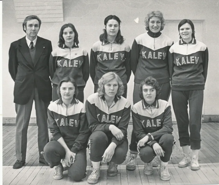 Viimast korda juhendas Edgar Naarits Eesti meisternaiskonda 1976. aastal. Fotol esimeses reas (vasakult): Rita Sartakov, Inna Saad ja Ester Johanson-Sädemets. Teises reas treener Edgar Naarits, Kersti Sirel-Heinaste, Riia Loo, Elle Lapp ja Miia Pallase-Viigipuu.