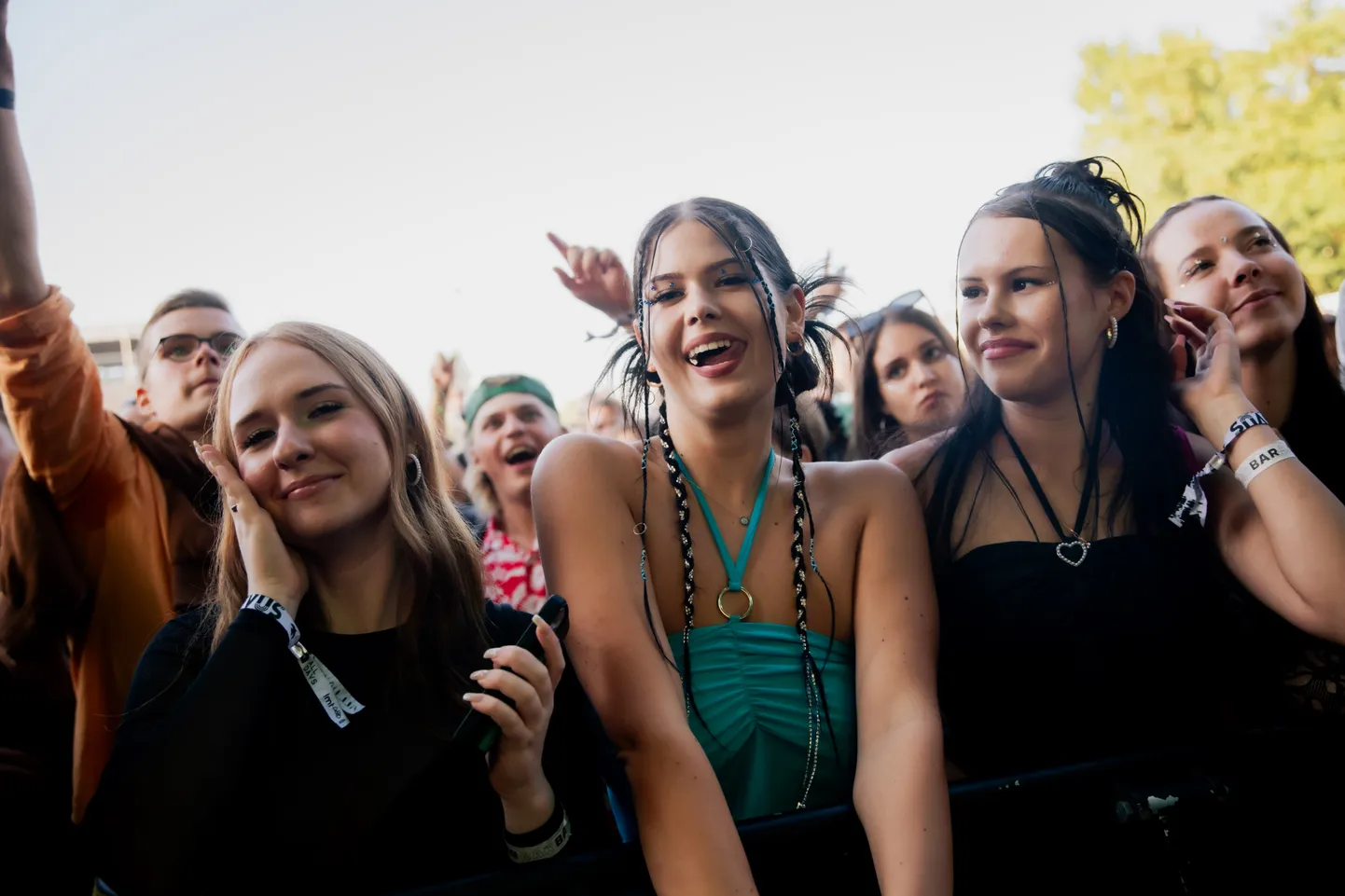 Pašmāju reperi iegriež pamatīgu ballīti "Positivus" teritorijā
