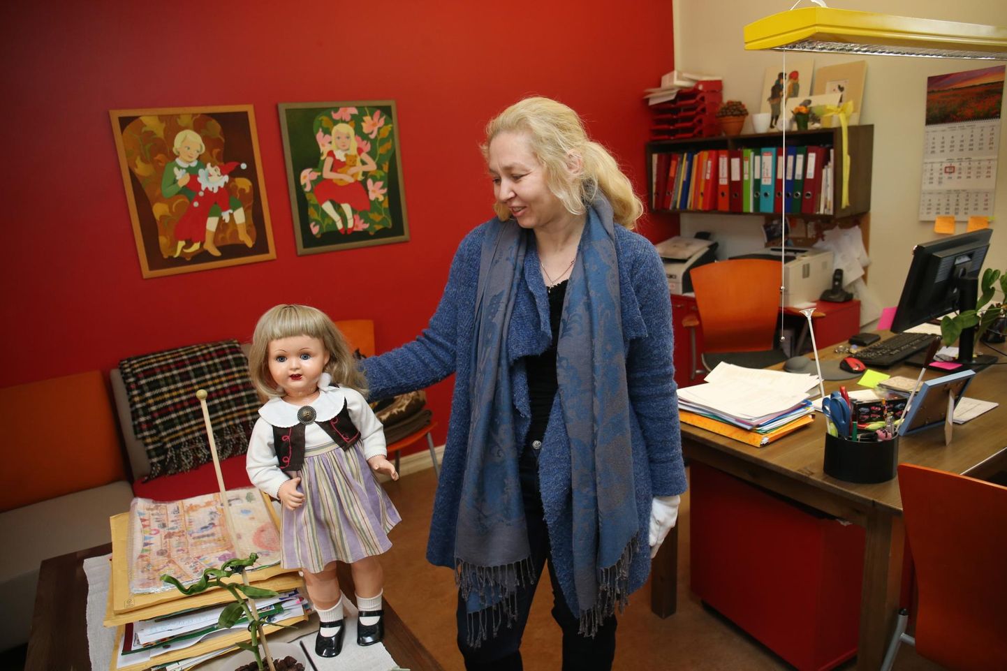 Mänguasjamuuseumi direktor Triin Vaaro ja nukk Ölkän, mis osteti Tallinnast ühele Soome tatari tüdrukule 86 aastat tagasi.