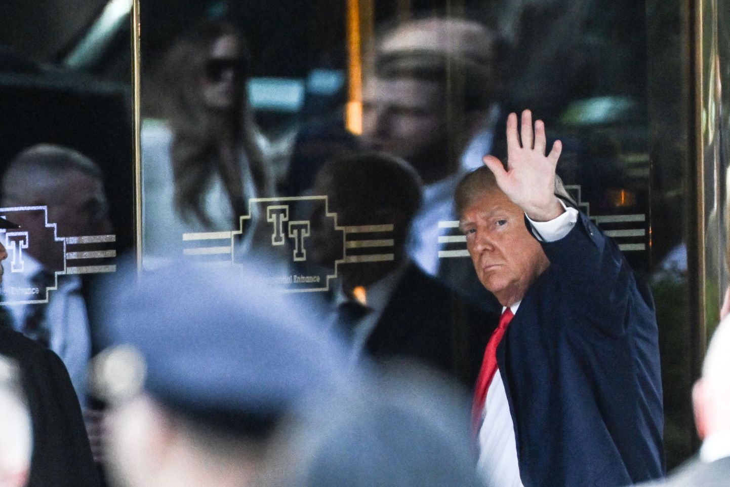 Endine USA president Donald Trump saabus esmaspäeval New Yorki. Pildil siseneb ta Trump Towerisse.
