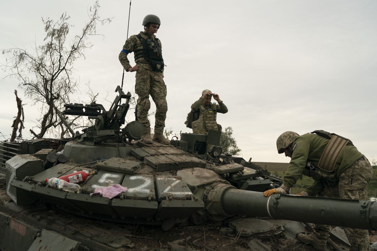 Ukraina sõdurid hävitatud Vene tankil Harkivis.