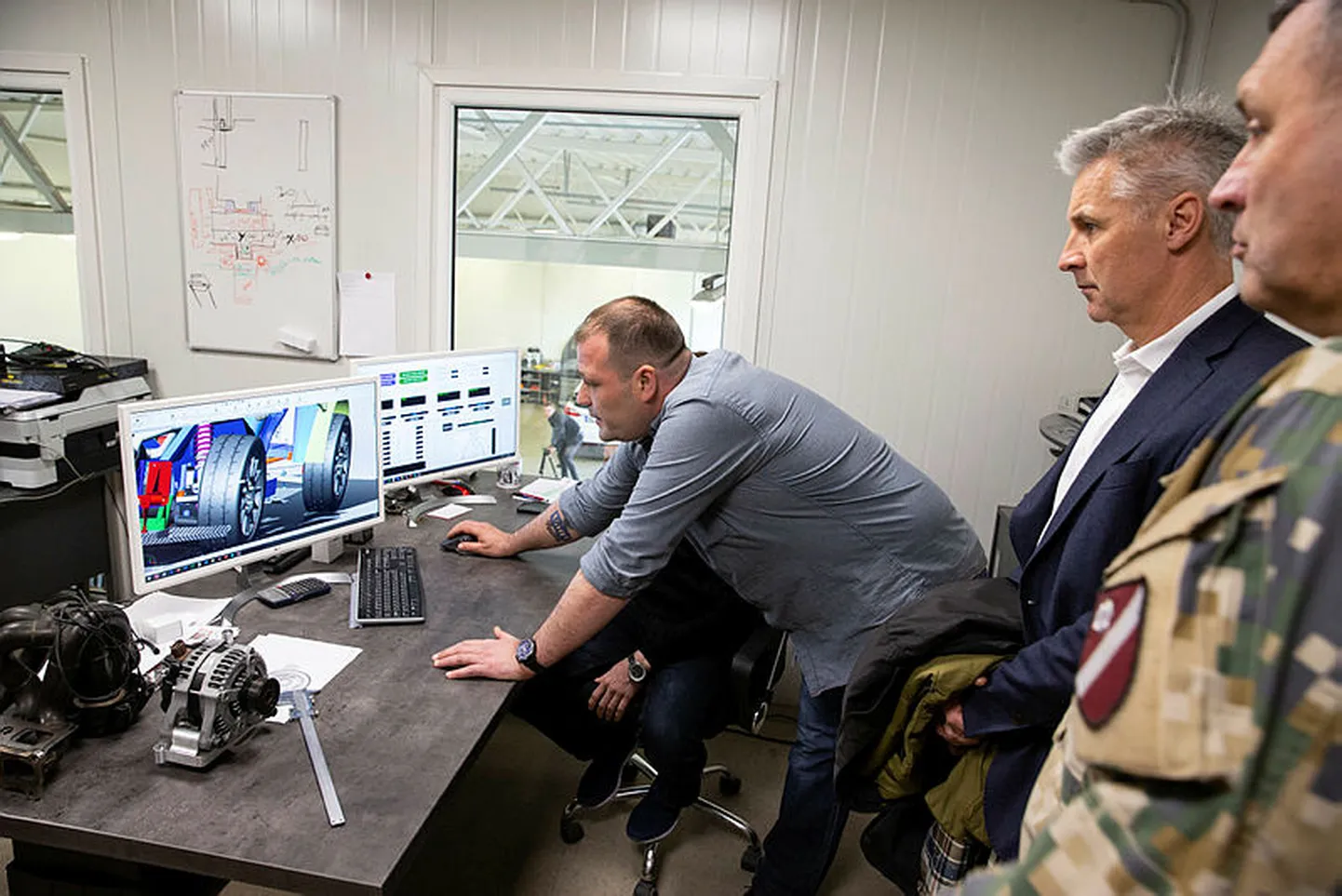 Aizsardzības ministrs Artis Pabriks un NBS komandiers ģenerālleitnants Leonīds Kalniņš viesojas pie idejas autoriem
