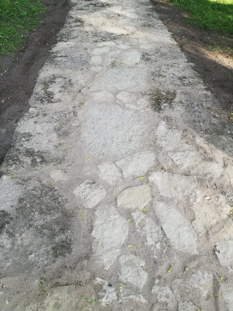 Paekividest kõnnitee.
