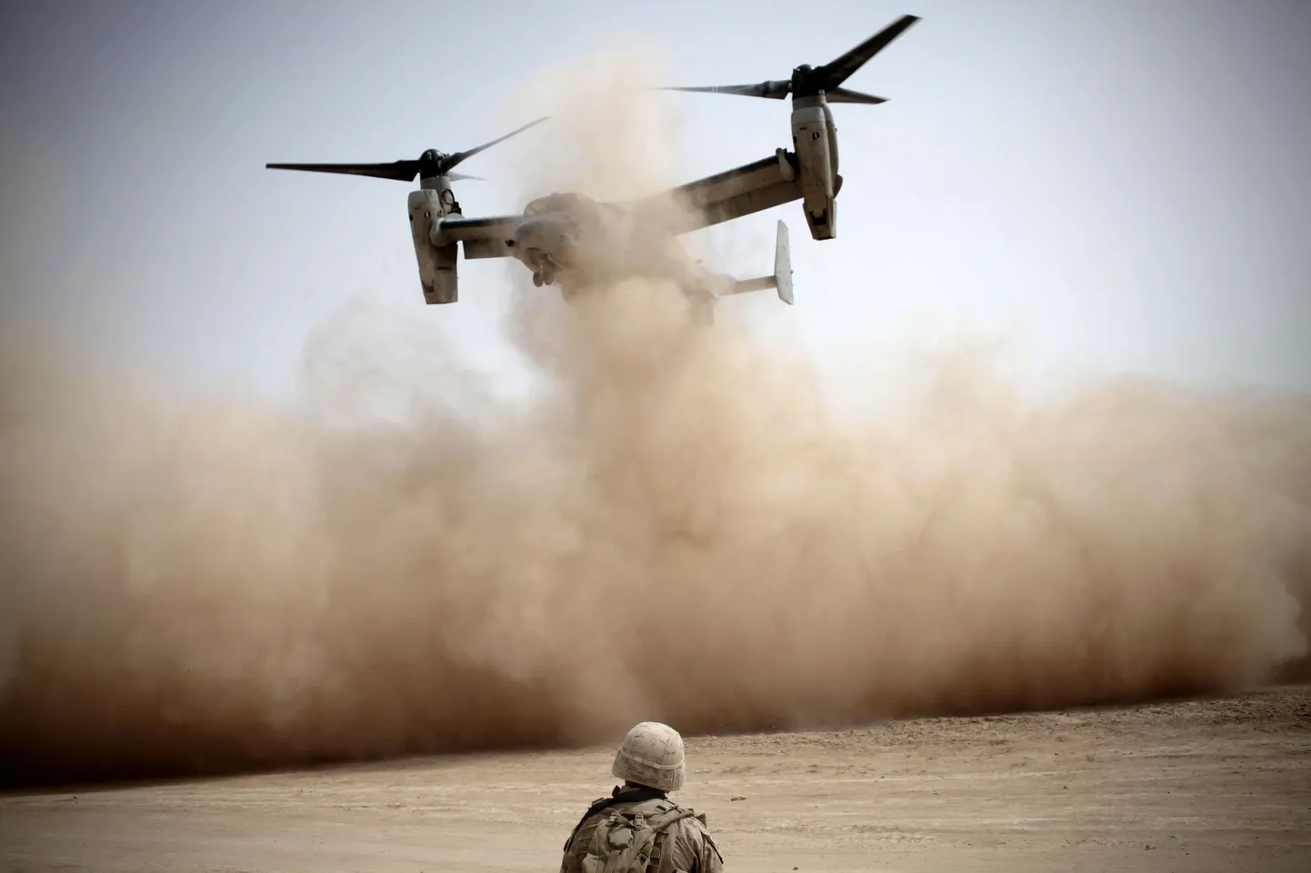 Afganistani lõunaosas võitlevate USA merejalaväelaste V-22 Osprey kopterlennuk tõusmas õhku Marjah' asula lähedal Helmandi provintsis.