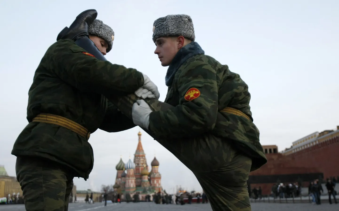 Vene sõjaväelased paraadiks harjutamas.