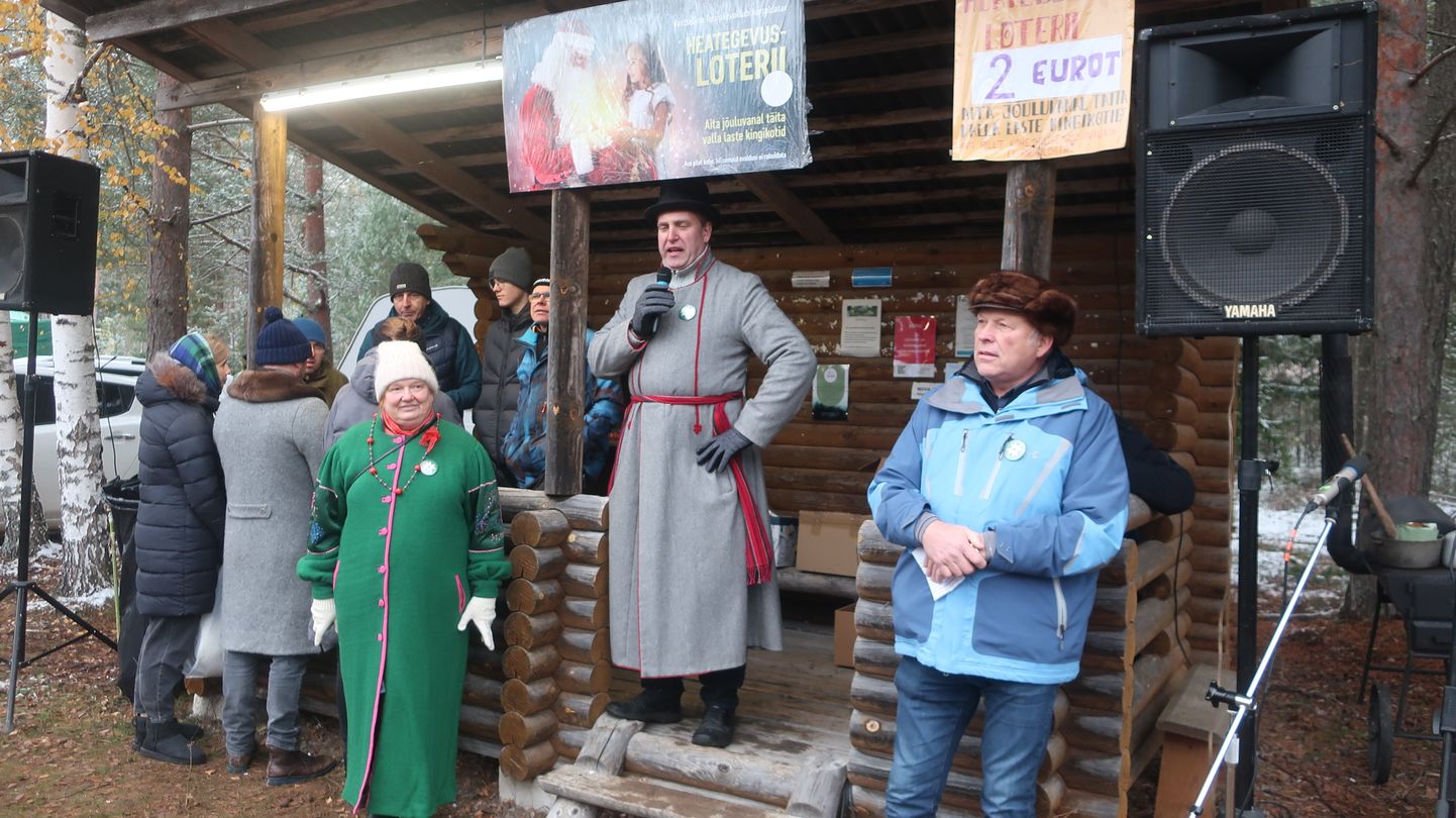 Члены совета старейшин Выруского конгресса Каукси Юлле, Анти Аллас и Мати Куклане обратились к людям на ярмарке в Линдора.