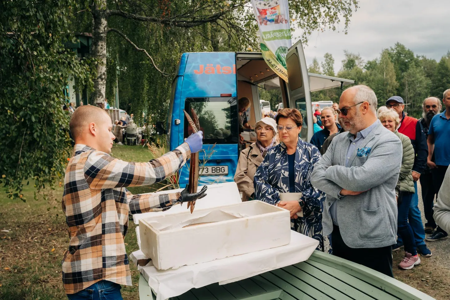 President Alar Karis ostis laadalt suitsuangerjat, maitses angerjasuppi ja vestles laadalistega.