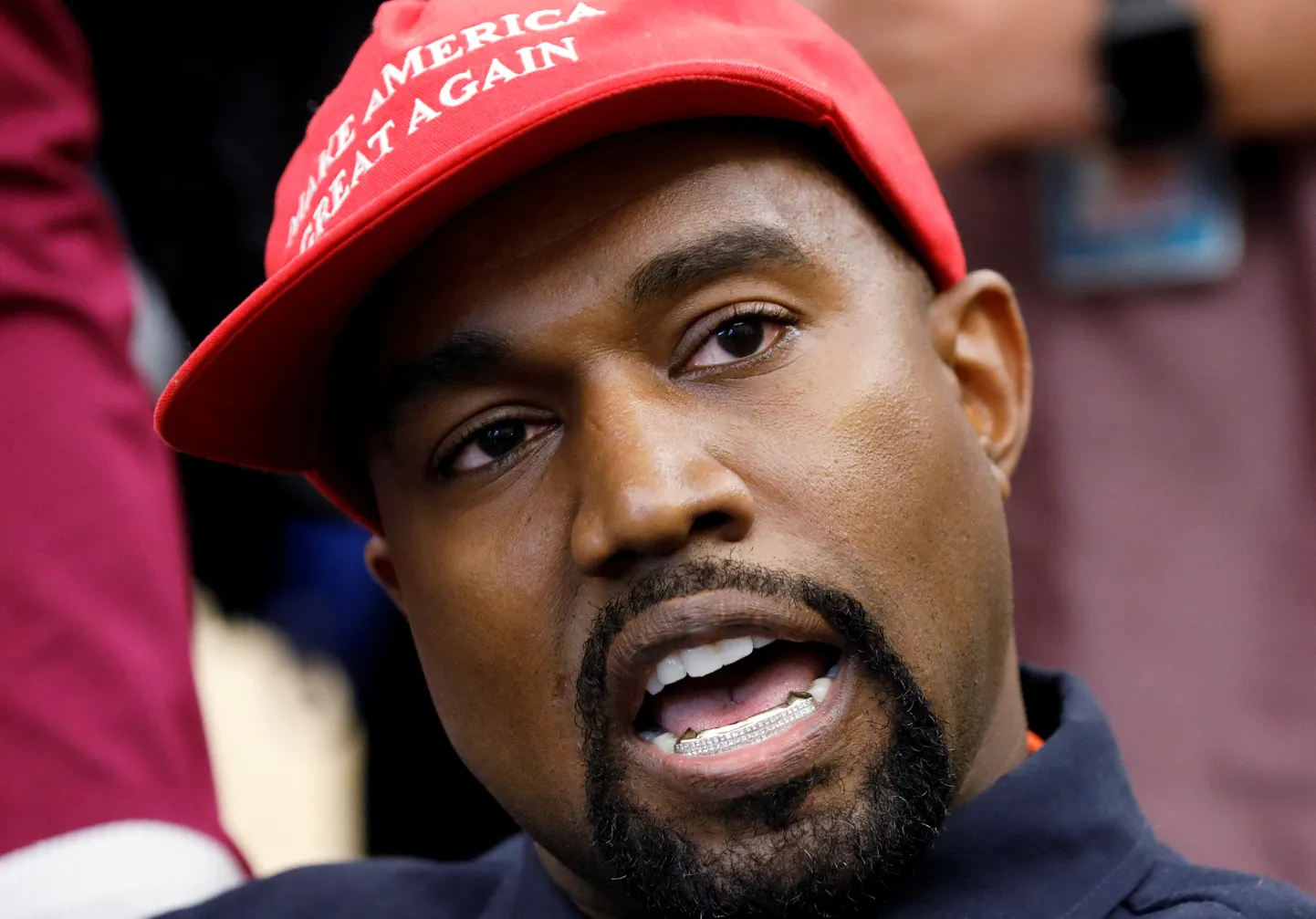 Räppar Kanye West.