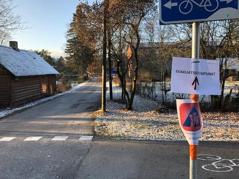 Täna harjutasid politseinikud Pärnu-, Lääne-, Saare- ja Hiiumaal Kaitseliidu õppuse “Orkaan 14” raames ulatusliku evakuatsiooni korraldamist.