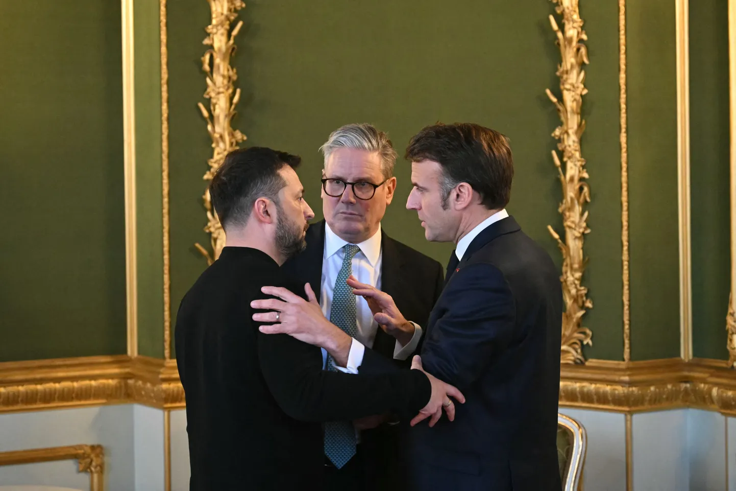 Ukraina president Volodomõr Zelenskõi, Ühendkuningriigi peaminister Keir Starmer ja Prantsusmaa president Emmanuel Macron 2. märtsil 2025 Londonis korraldatud Euroopa ja Kanada juhtide tippkohtumisel.