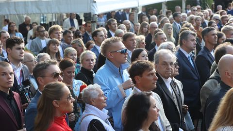 OTSEFOTOD ⟩ Elagu Eesti! Vaata, kuidas pidutsetakse Alar Karise viimasel vastuvõtul roosiaias