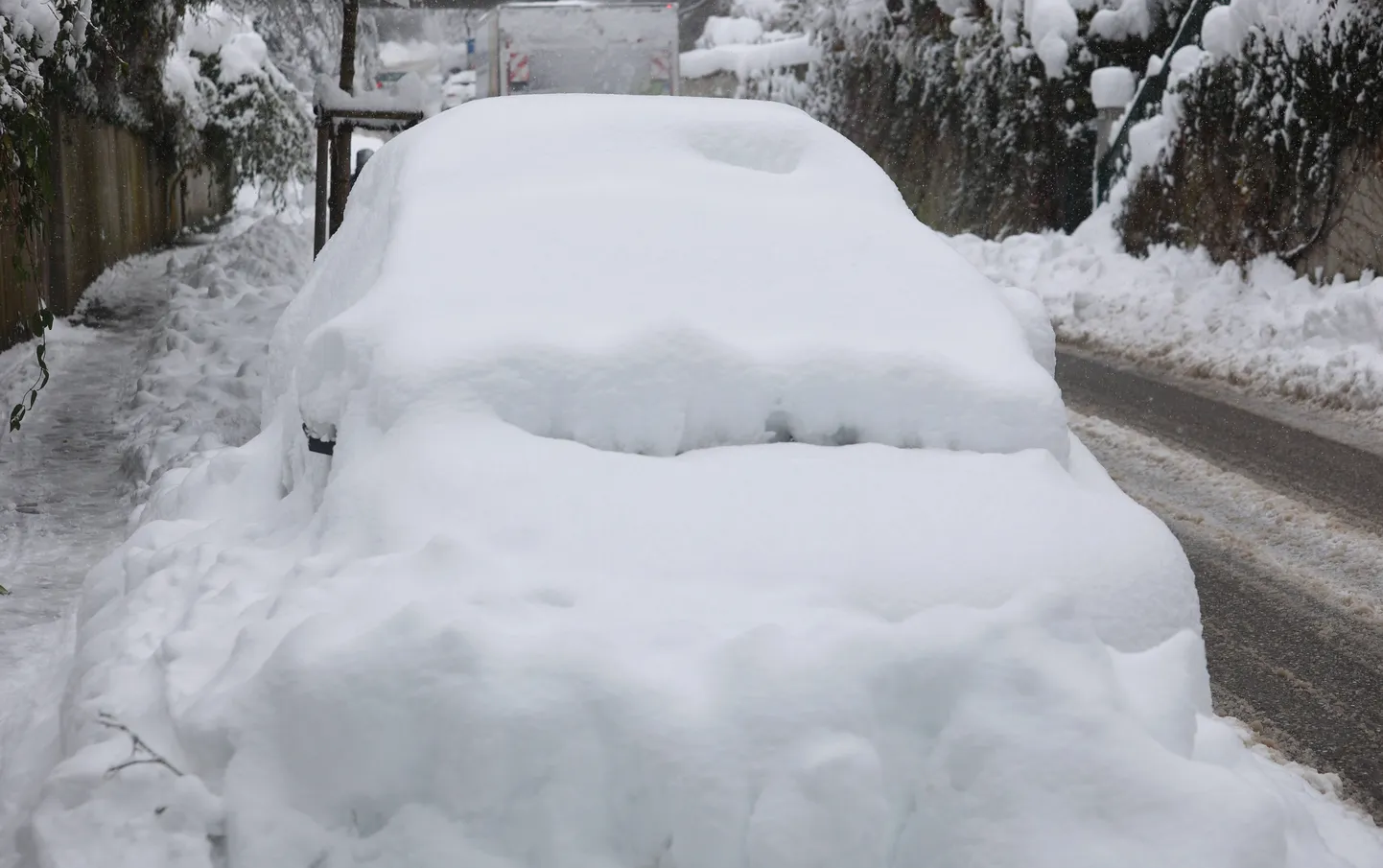 Lumemassi mattunud Saksa auto, 2. detsembril Lõuna-Saksamaal.