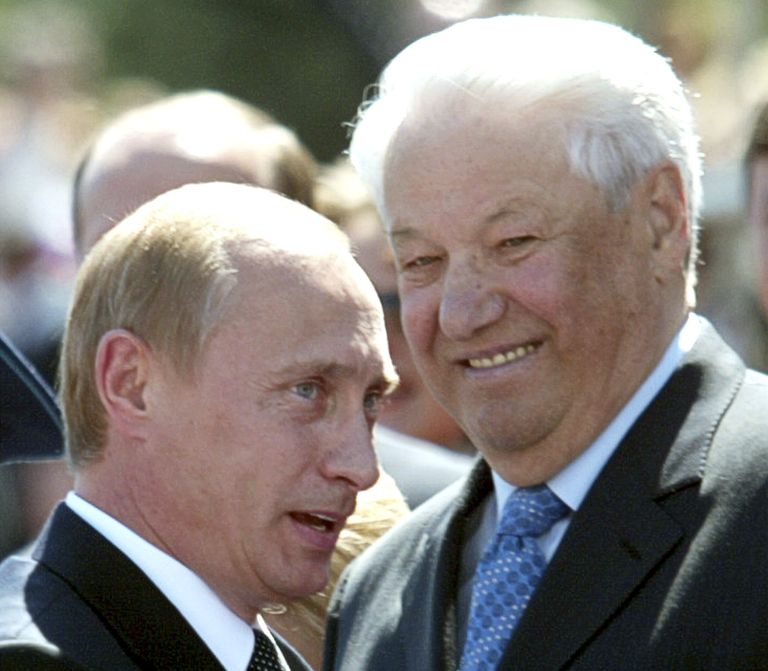 Путин и Ельцин в во время празднования Дня России (День принятия Декларации о государственном суверенитете Российской Федерации в 1990 году), Москва, 12 июня 2004 года.