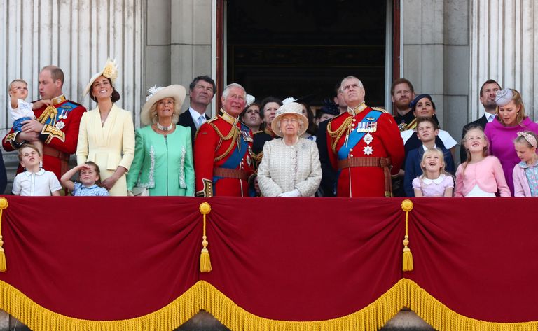 Kuninganna Elizabeth II, prints Charles, prints Harry ja Meghan, Sussexi hertsoginna, prints William ja Catherine, Cambridge'i hertsoginna koos teiste briti kuningliku perekonna liikmetega vaatamas Kuninglike Õhujõudude ülelendu kuninganna 89. sünnipäeval.