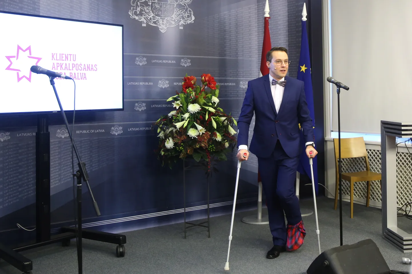 Pasākuma vadītājs Uģis Joksts piedalās Klientu apkalpošanas Goda balvas svinīgajā apbalvošanas ceremonijā Ministru kabinetā.