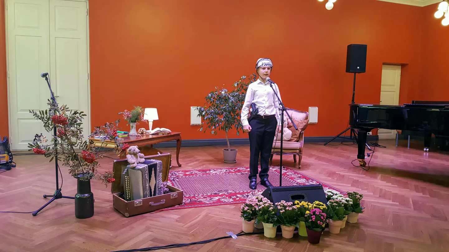 Fotol laulab eripreemia võitnud Oliver Viljus .