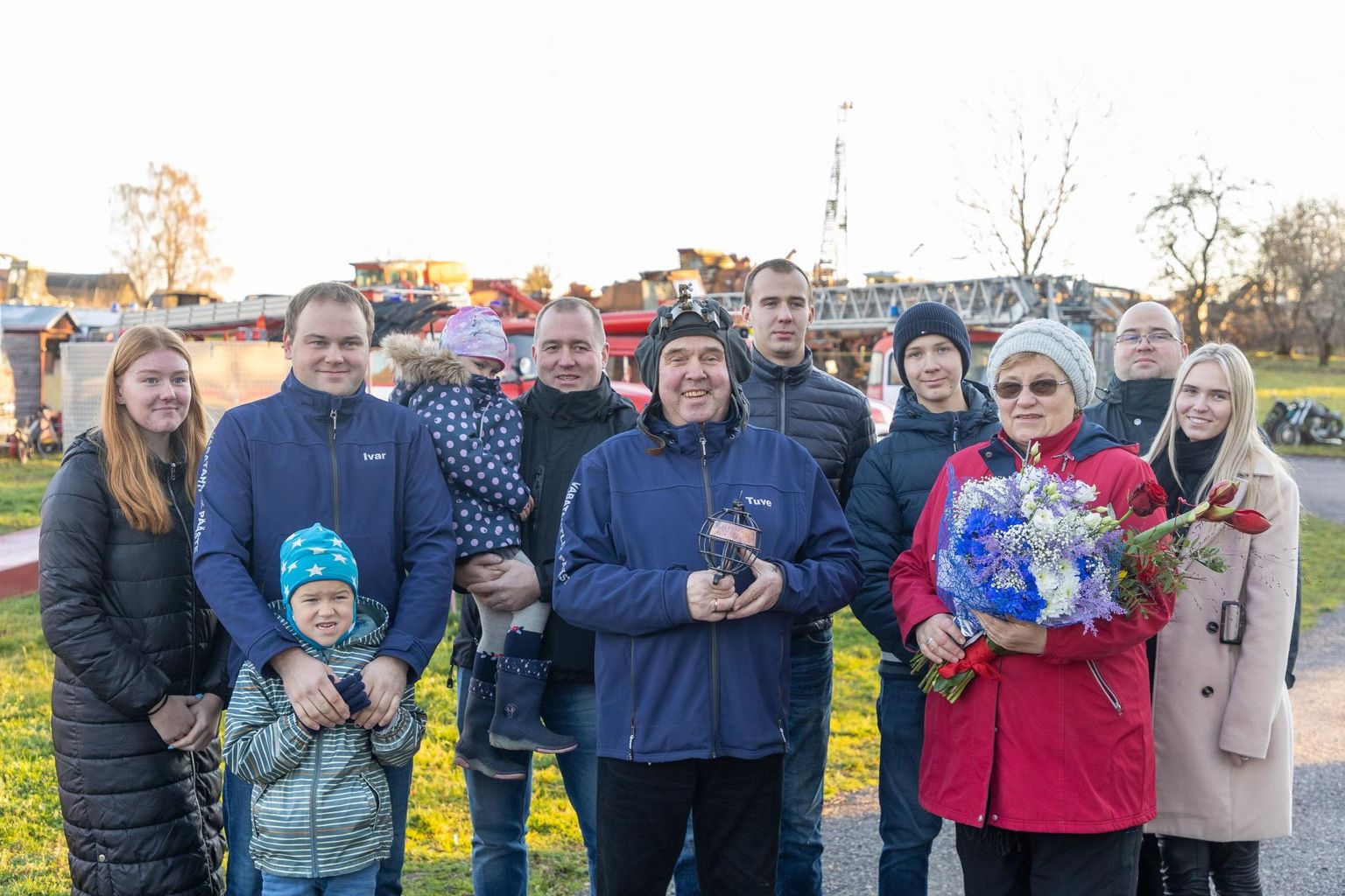 Järvamaa aasta isa 2021 Tuve Kärner (keskel) ümbritsetuna abikaasast, lastest, miniatest ja lastelastest.