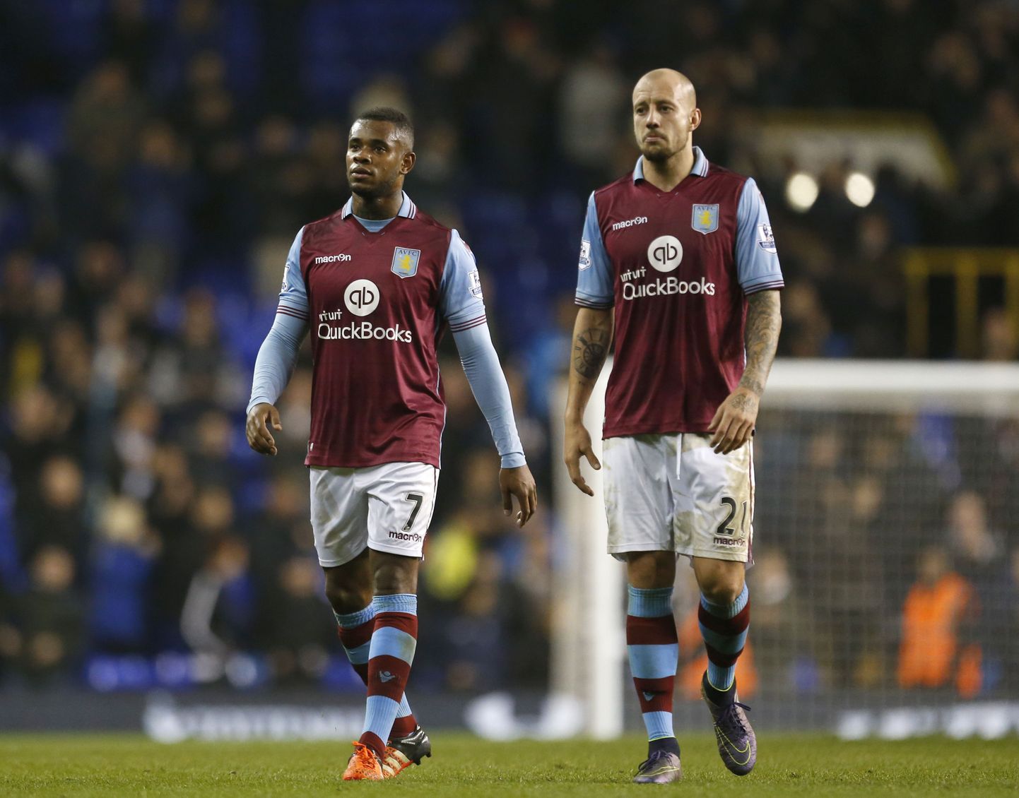 Aston Villa löödud mängijad Leandro Bacuna (vasakul) ja Alan Hutton.