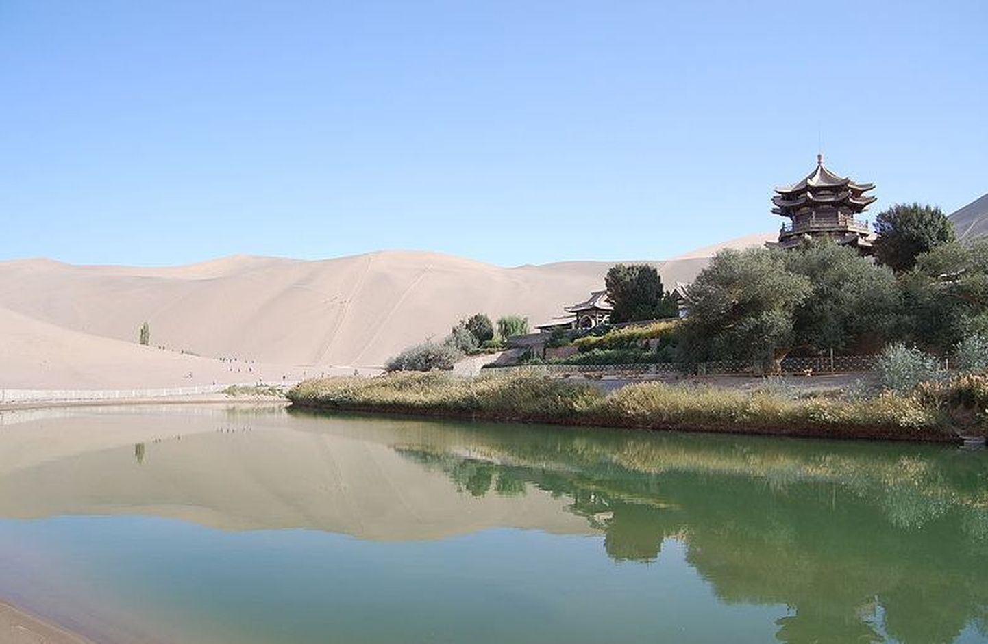 2000 aasta vanune oaas asub Loode-Hiinas Dunhuangist kuue kilomeetri kaugusel lõunas Yueyaquani ehk Poolkuu järve ääres