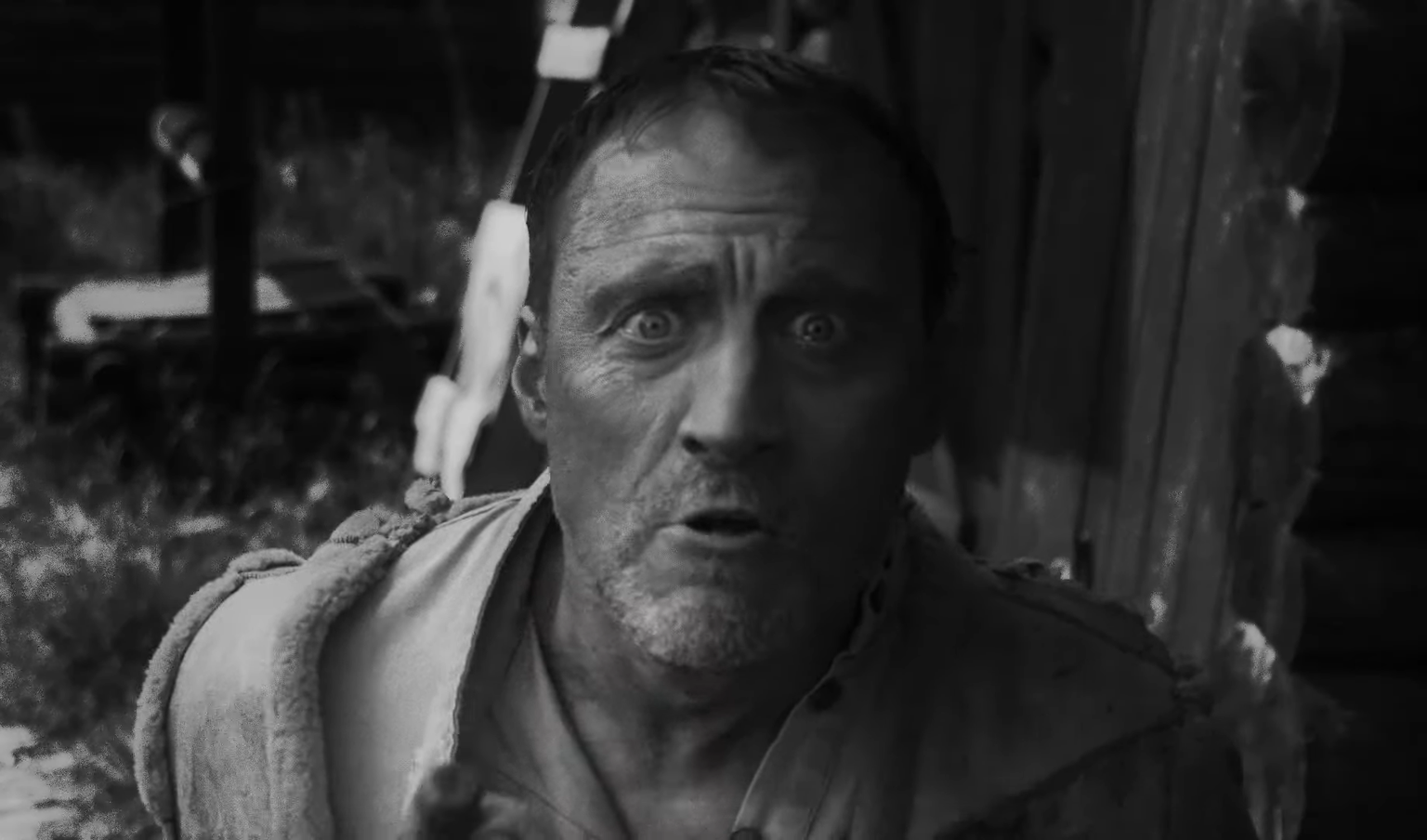 Кадр из фильма Ромы Либерова "Сокровенный человек", где герой актера Анатолия Белого лает в камеру.