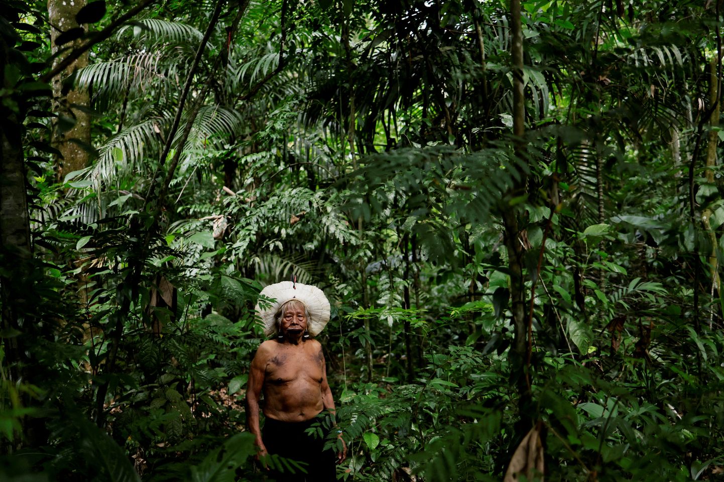 Brasiilia põlisrahvaste esindaja hõimupealik Raoni Metuktire poseerib 5. augustil foto jaoks seoses usutlusega enne Amazonase vihmametsa rahvaste tippkohtumist Igarape pargis, mis asub Pará osariigis Belemis.