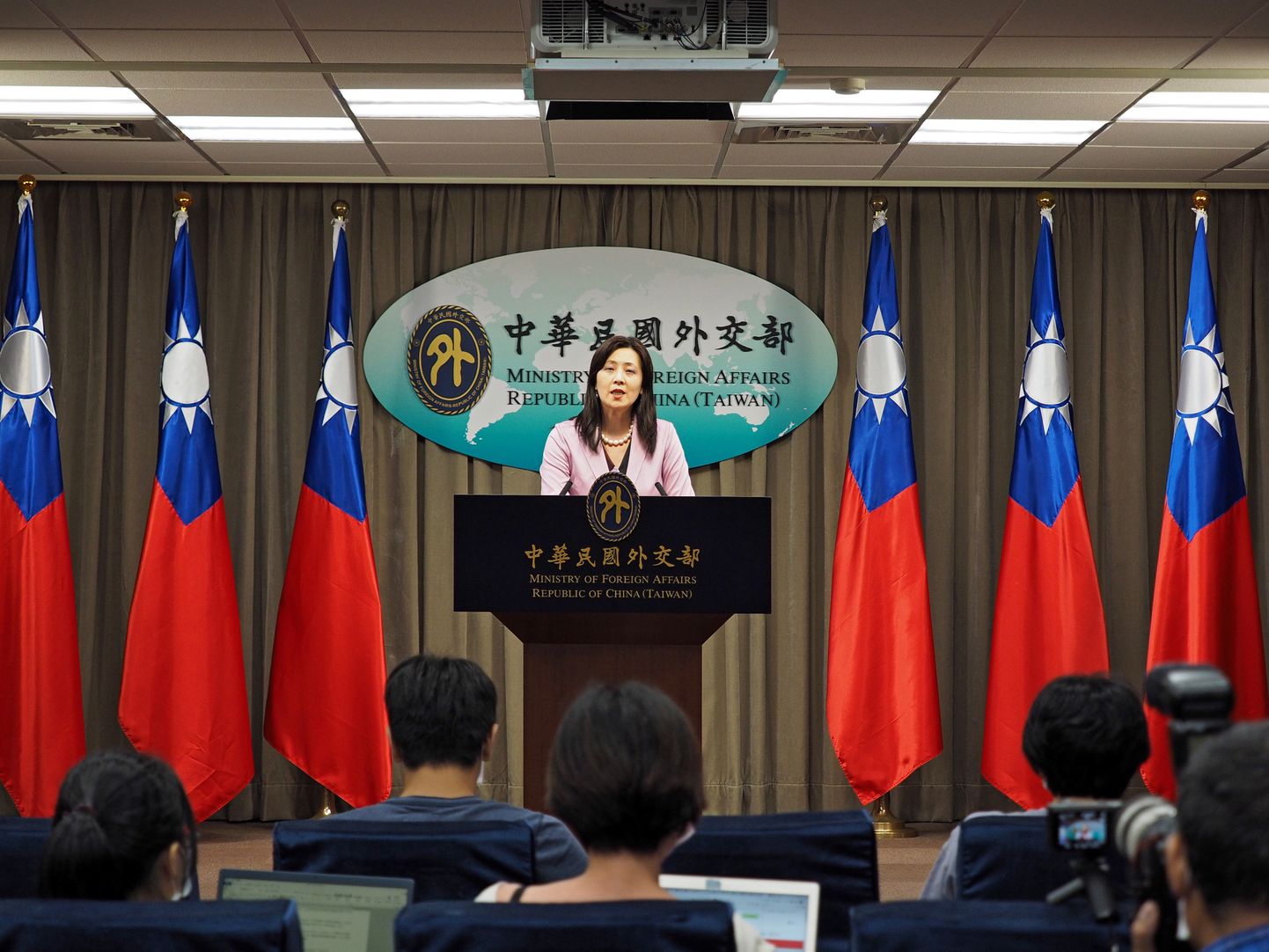 Taiwani välisministeeriumi pressiesindaja Joanne Ou pressikonverentsil Hiina sõjalennukite kohta Taiwani lähistel, Taipei 10. september 2020.