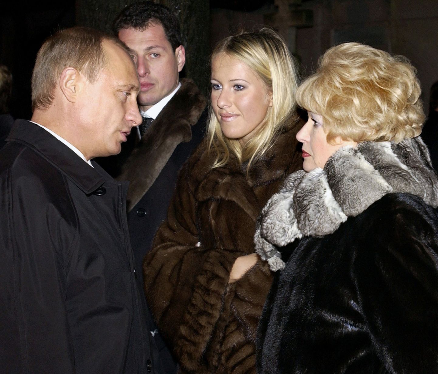 Ljudmilla Narussova (paremal), Vladimir Putin ja Ksenija Sobtšak (keskel) 2003. aastal.