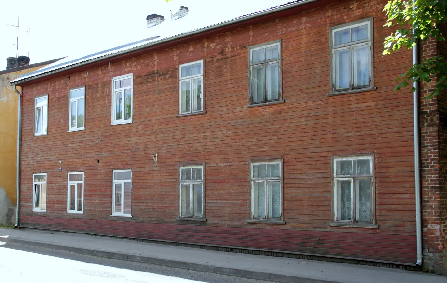 Võru tänava maja, kus veretöö ohver elas ja mille hoovile ta surema toodi.