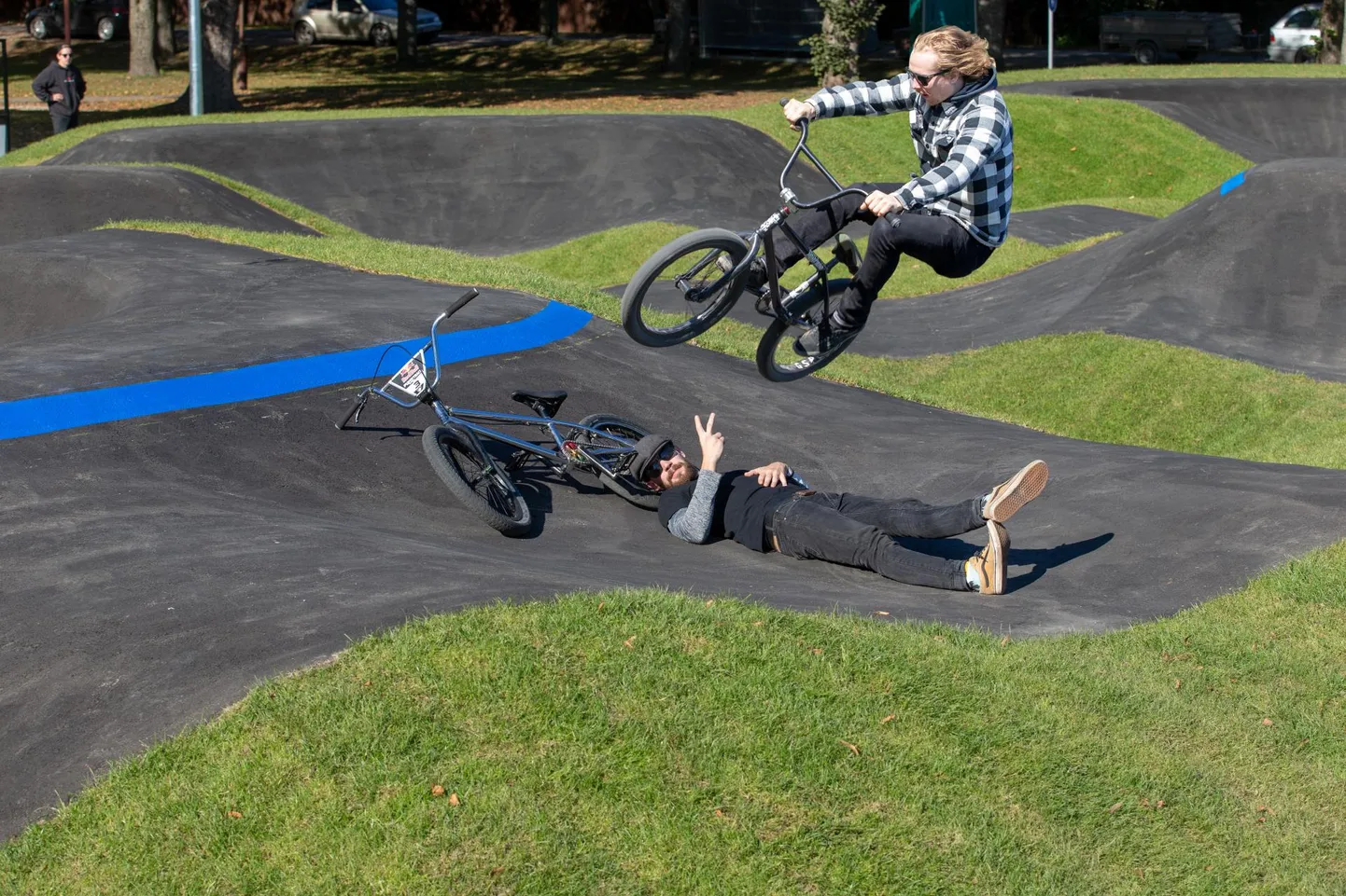Vanad kalad võivad pumptrack’il ka selliseid trikke visata. Samas manitsevad üle kümne aasta trikiratta lenksu keeranud Raigo Suija (pikali) ja Martiner Rätsep ettevaatlikkusele. Kindlasti tasub seal kiiver pähe panna.