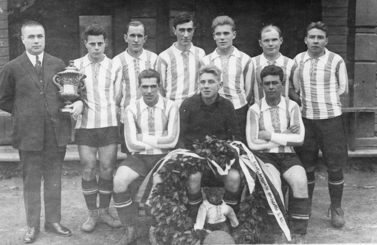 Eesti meistriks tulnud Tallinna Spordi jalgpallimeeskond koos Saarepera karikaga (1924). Evald Tipner istub esireas keskel.