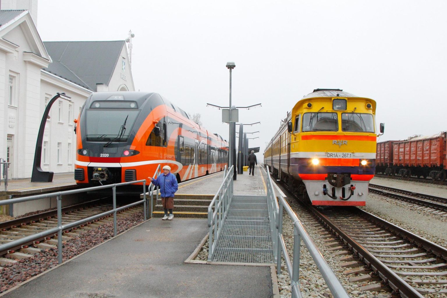 Praegu Riia ja Valga vahel sõitev rong (paremal) on aeglane ja ebamugav. Samuti ei ühti selle ajagraafik Valgast edasi sõitva Elroni graafikuga.