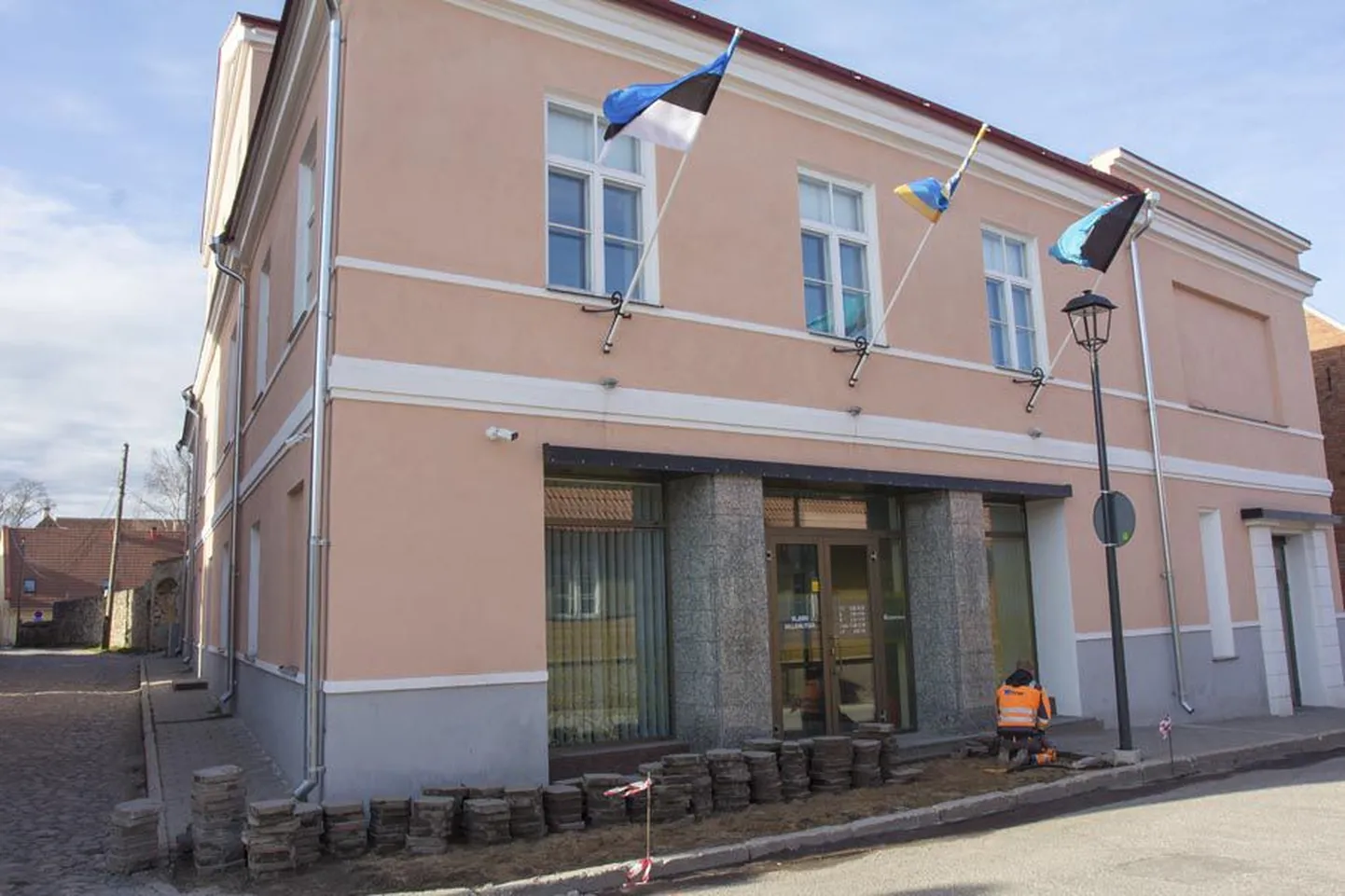 Värskeim ühinemise kogemus on Viljandi vallal, mis tekkis nelja valla ühinemisel neli aastat tagasi ja paisub nüüd veel kahe valla võrra. Vallamaja jääb endiselt Viljandi linna.