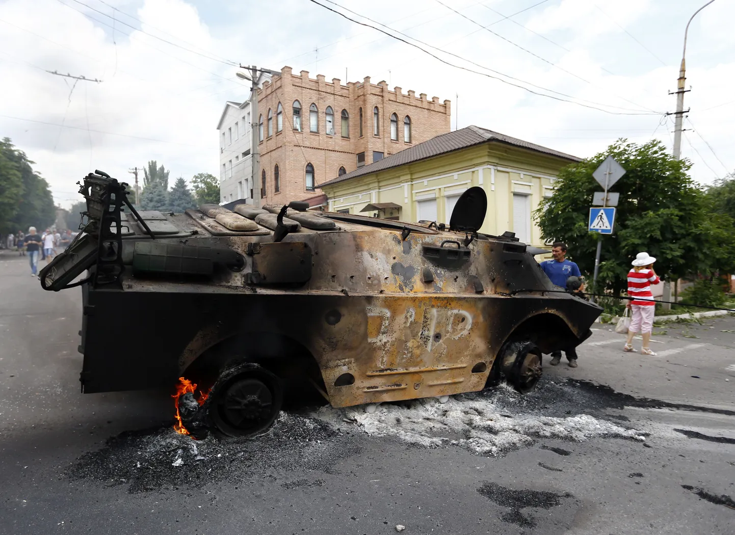 Сгоревшая бронемашина ДНР во время боя в Мариуполе.
