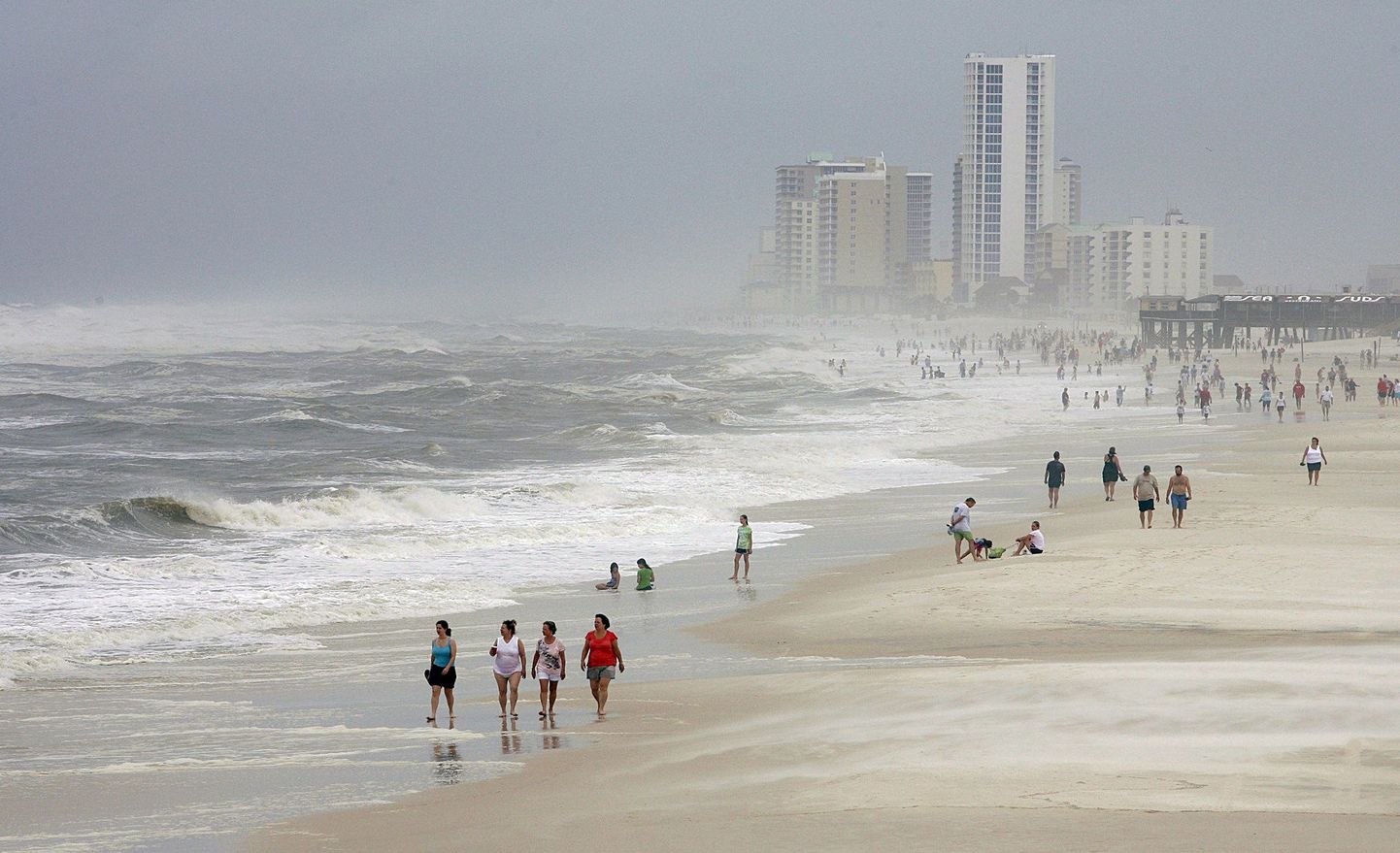 Turistid vaatlevad Alabamas troopilise tormi Lee tõttu möllavaid laineid.