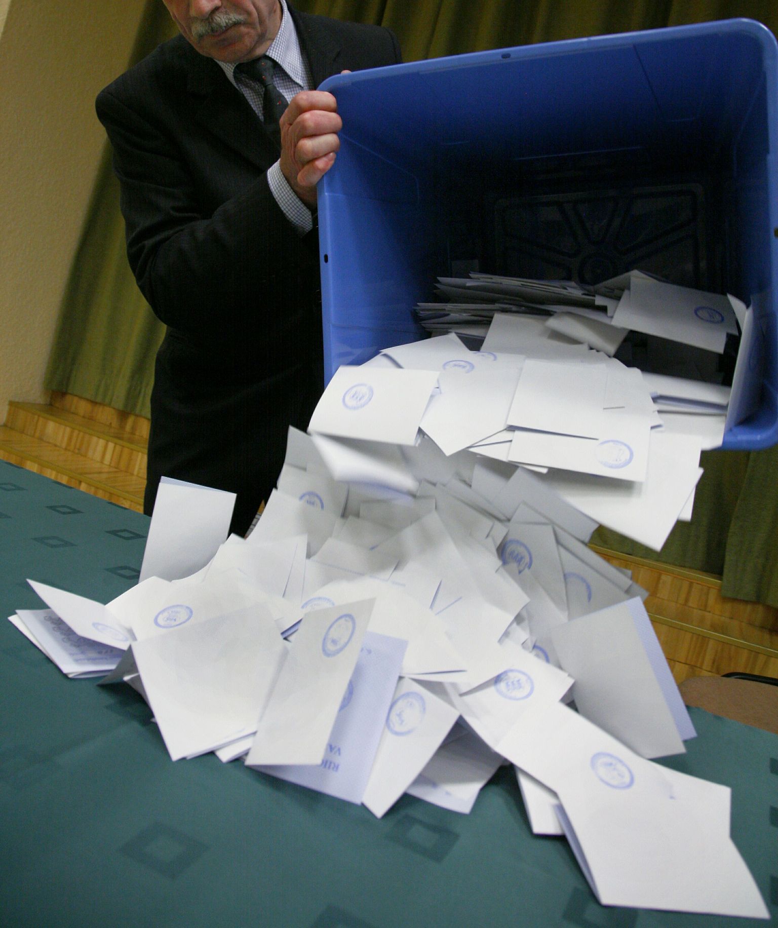 Häälte lugemiseks avatud valimiskast.