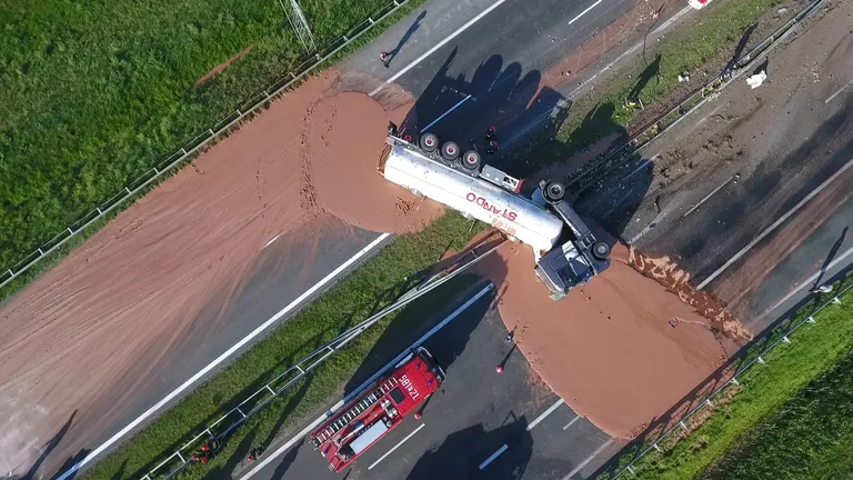 Poolas valgus ümber läinud tsisternautost teele mitu tonni vedelat piimašokolaadi