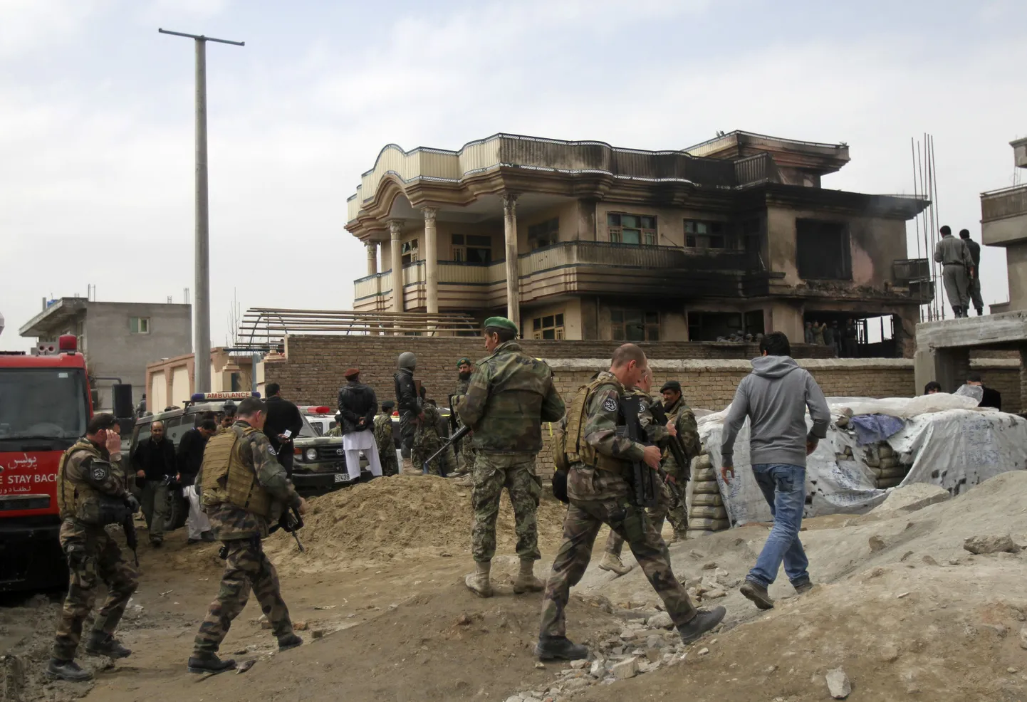 ISAFi sõdurid saabusid maja juurde Kabulis, kuhu kukkus kopter Türgi sõduritega.