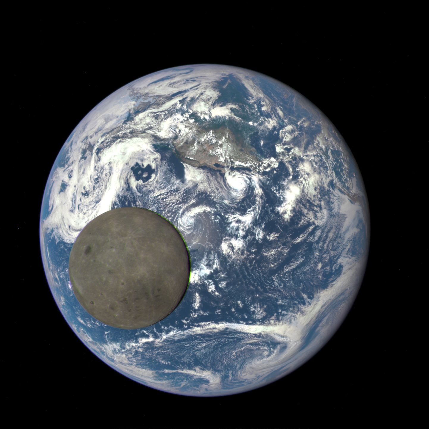 Обратная сторона Луны на фоне Земли.