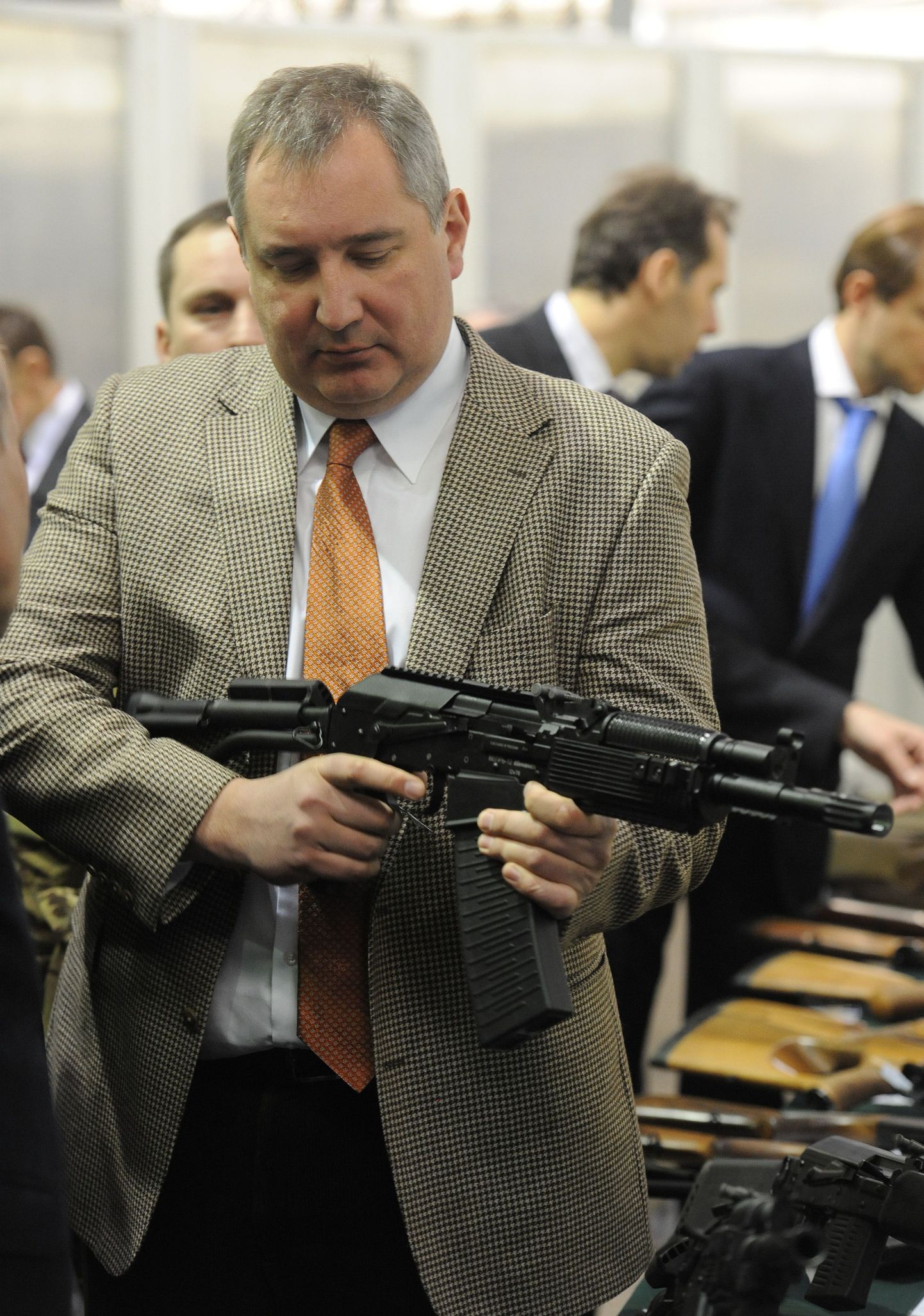 Venemaa asepeaminister Dmitri Rogozin vene automaadiga AK-12.