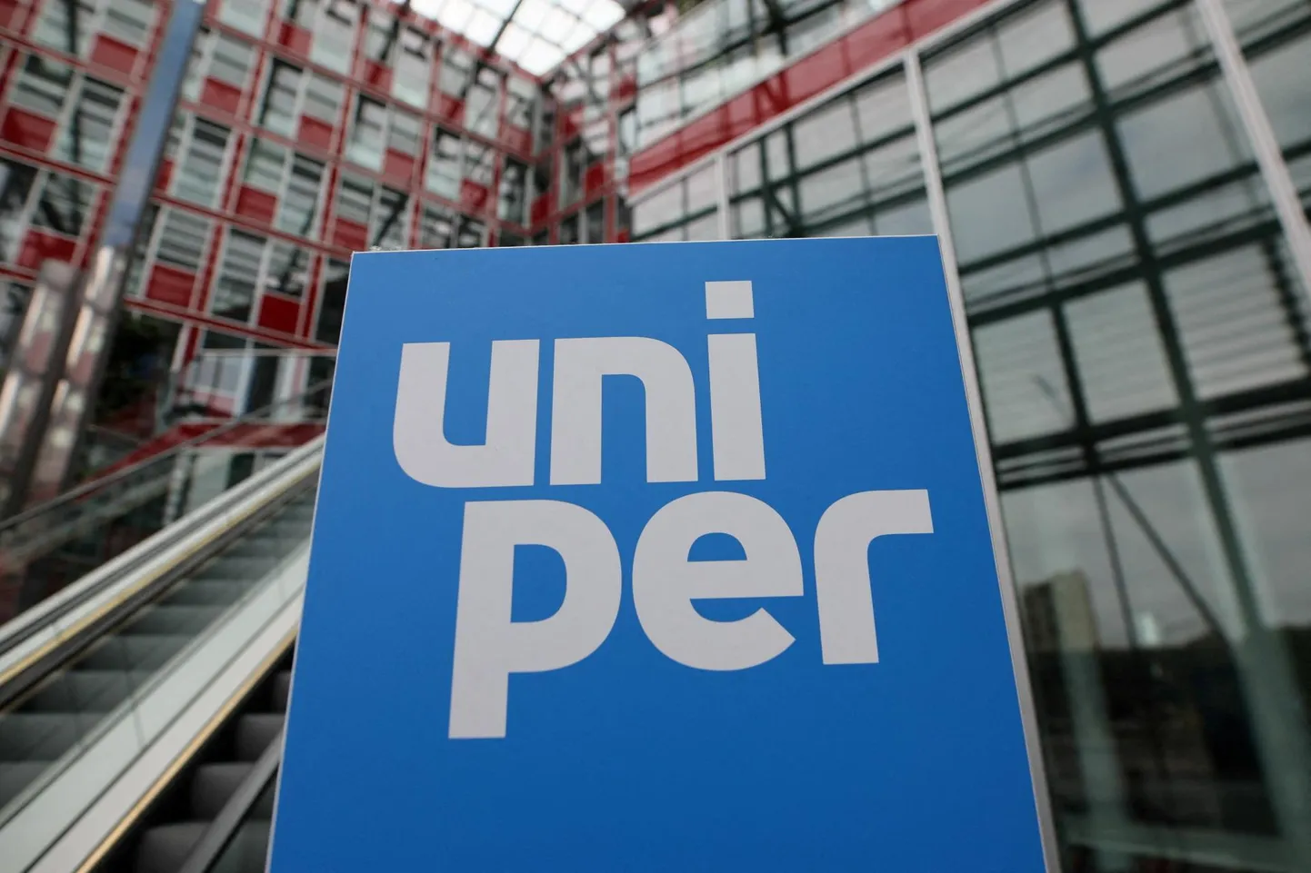Uniperi logo ettevõtte peahoone ees Düsseldorfis.