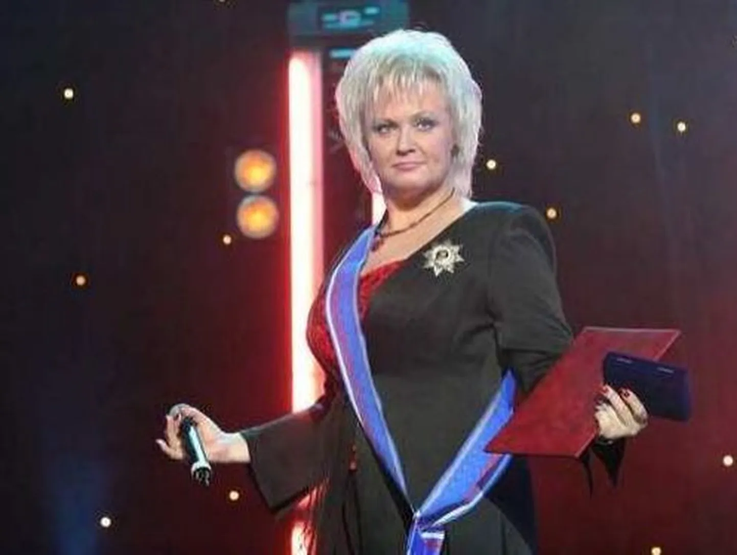 Anne Veskile anti Lomonossovi orden  kätte suursugusel austamisõhtul Moskva estraaditeatris mullu talvel.