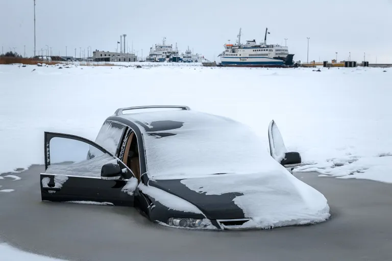 Läänemaal Rohukülas vajus sõiduk ööl vastu teisipäeva läbi jää. Foto: