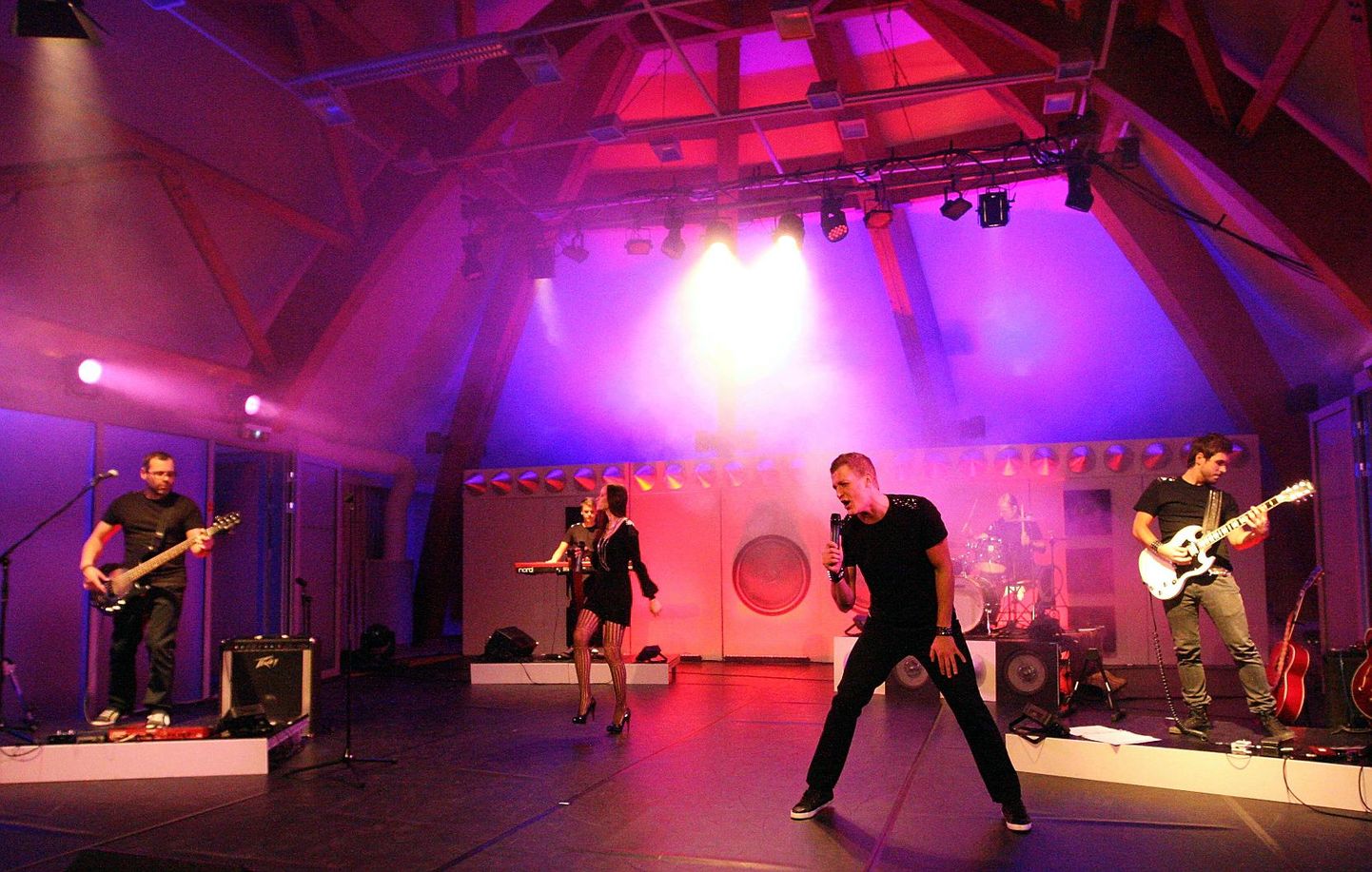 Rahvusooper Estonia kammersaalis toimus Aapo Ilvese rokkooperi «Kuu on päike» pressiesitlus.
