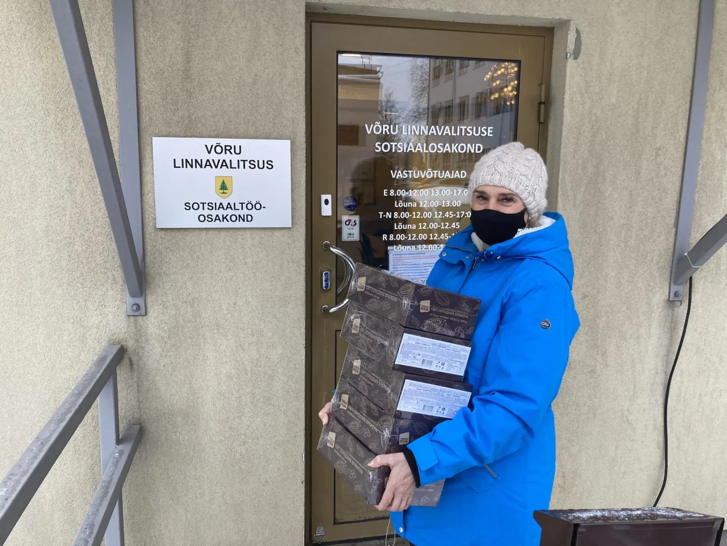 Võrumaa puuetega inimeste koja tegevjuht Piia Õispuu kommipakke vastu võtmas.